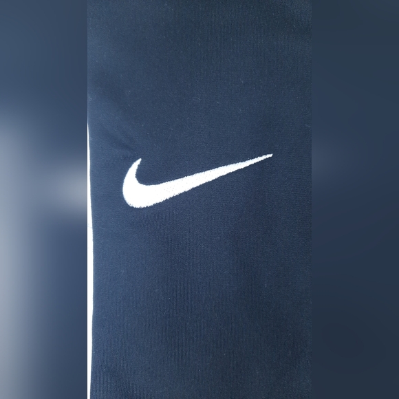 Nike Dri-Fit Soccer Sweatshirt  Medium, Activewear Black Long Sleeve Swoosh‎ - Picture 8 of 9